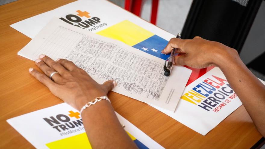 Una cartilla con las firmas en apoyo a la campaña No más Trump, una iniciativa contra las medidas coercitivas de EE.UU. contra Venezuela.