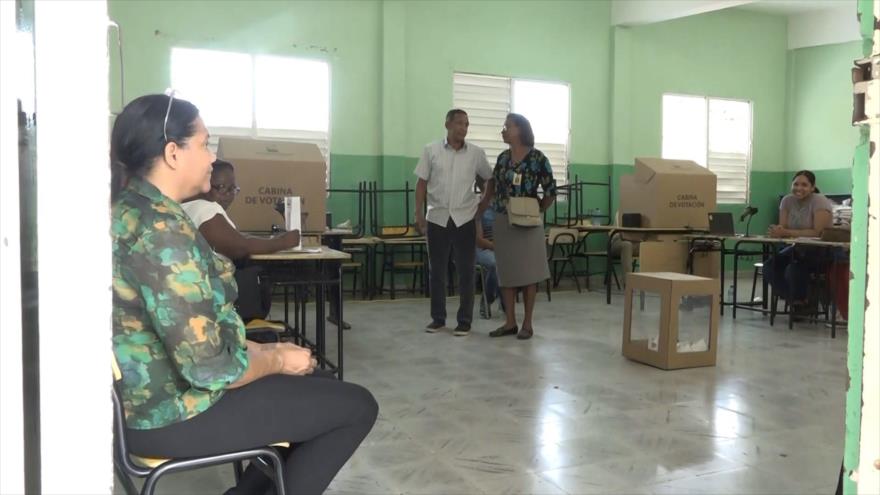 Dominicanos participan en simulacro de elecciones