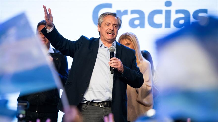 El candidato peronista de la fórmula kirchnerista Frente de Todos, Alberto Fernández, ofrece un discurso, Buenos Aires, 12 de agosto de 2019. (Foto: AFP)