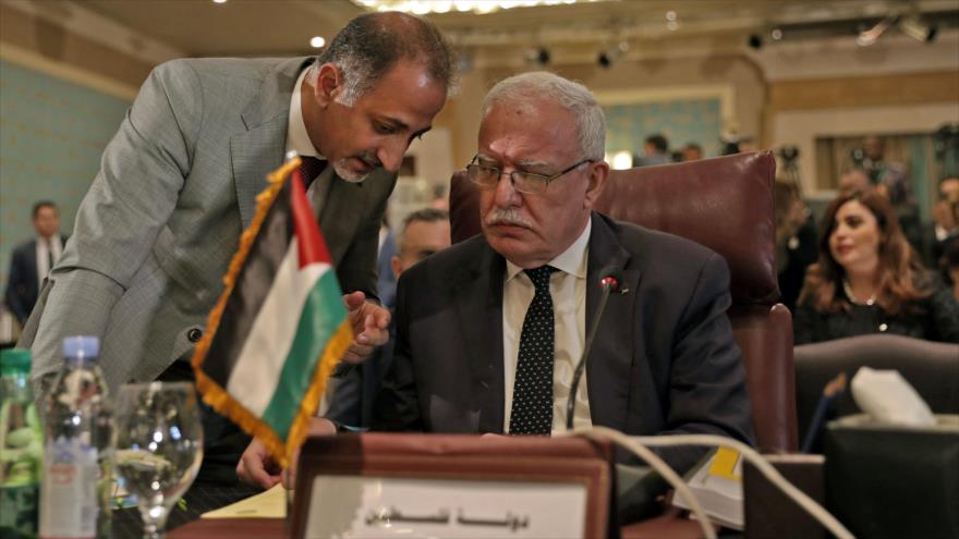 El canciller palestino, Riad al-Maliki (dcha.), en la reunión de los ministros de Exteriores de la Liga Árabe, El Cairo, 10 de septiembre de 2019.