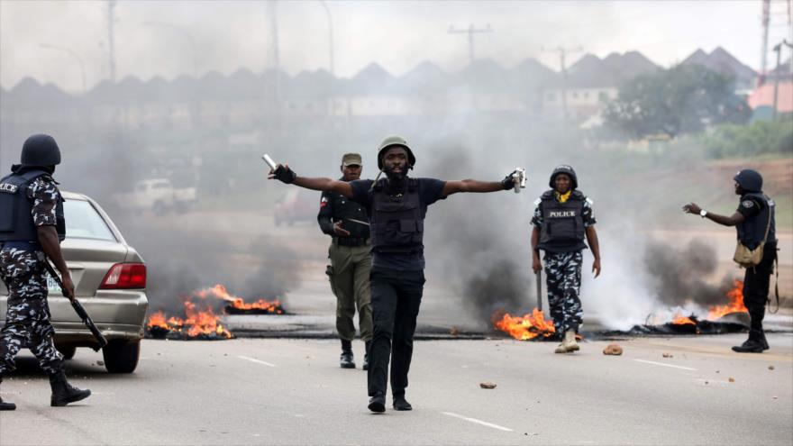 Fuerzas nigerianas lanzan gases lacrimógenos para dispersar a los manifestantes durante una protesta en Abuya, 4 de septiembre de 2019. (Foto: AFP)