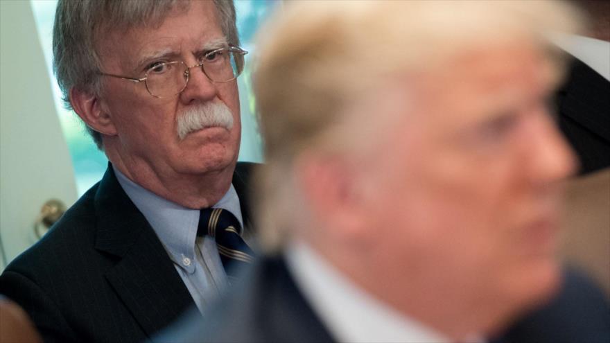 Donald Trump (dcha.) y su entonces asesor de Seguridad Nacional, John Bolton, en la Casa Blanca, Washington, DC, 9 de mayo de 2018. (Foto: AFP)