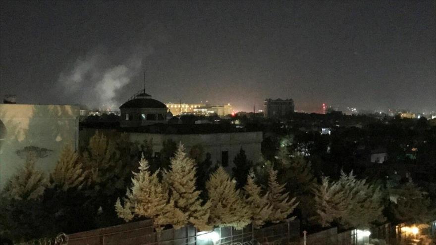 Una columna de humo se eleva cerca de la embajada de EE.UU. en Kabul, capital afgana, 11 de septiembre de 2019.