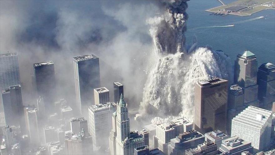Vista aérea del derrumbe de edificios tras los ataques terroristas, Nueva York, 11 de septiembre de 2001.
