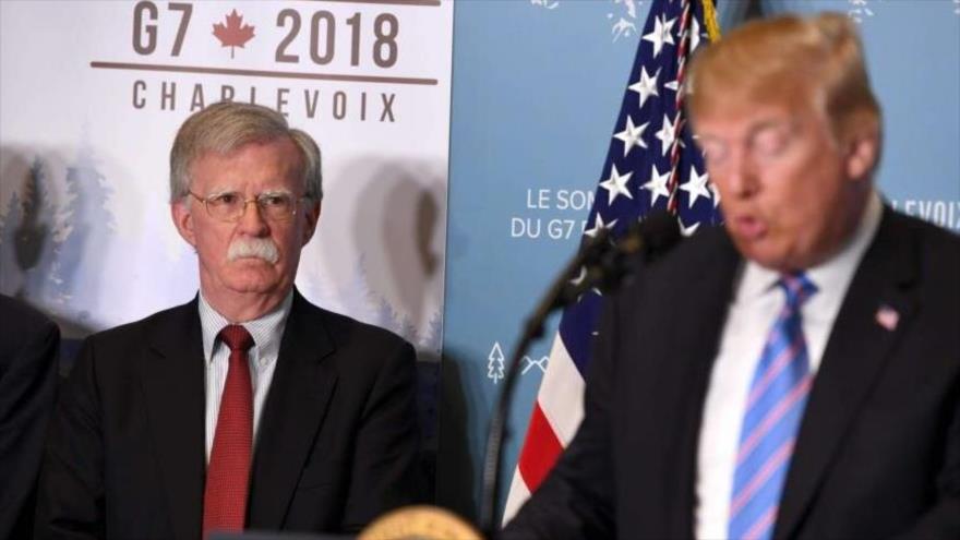 El presidente de EE.UU., Donald Trump (dcha.), y su cesado asesor de la Seguridad Nacional, John Bolton, 9 de junio de 2018. (Foto: AFP)