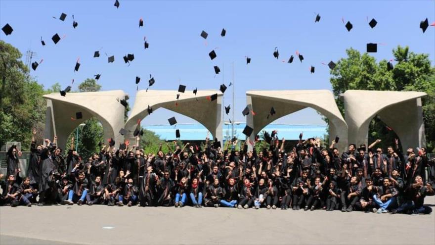 Estudiantes de la Universidad de Teherán celebran su graduación frente a la fachada del campus universitario.