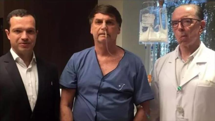 El presidente de Brasil, Jair Bolsonaro (centro), junto a los médicos que lo operaron, 12 de septiembre de 2019.