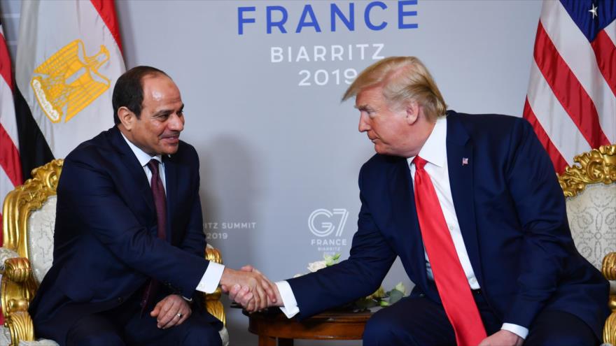 El presidente de EE.UU., Donald Trump (drcha.), reunido con su par egipcio, Abdel Fatah al-Sisi, en Francia, 26 de agosto de 2019. (Foto: AFP)