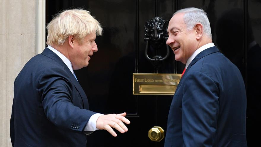 El premier británico, Boris Johnson (izda.), saluda al premier israelí, Benjamín Netanyahu, en el centro de Londres, 5 de septiembre de 2019. (Foto: AFP)