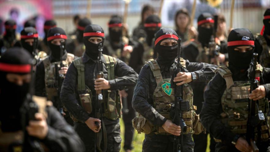 Milicianos kurdos de las Unidades de Protección Popular (YPG, por sus siglas en kurdo) en un desfile militar en Siria, 27 de marzo de 2019. (Foto: AFP)