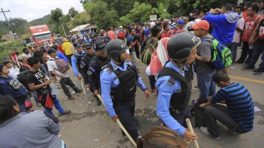 Migrantes hondureños superaron una barrera de decenas de policías y militares que estaban apostados con vehículos blindados.