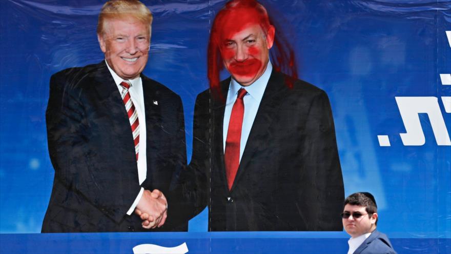 Cartel electoral de Netanyahu, pintarrajeado, con la imagen del premier israelí dando la mano a Trump, Al-Quds, 14 de septiembre de 2019. (Foto: AFP)
