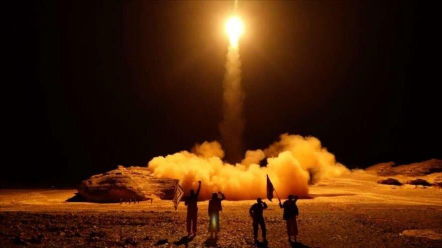 Combatientes del movimiento popular yemení Ansarolá lanzan un misil balístico contra objetivos militares saudíes.