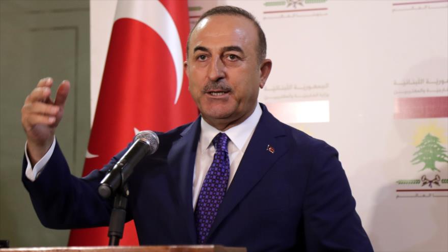 El canciller turco, Mevlut Cavusoglu, ofrece una rueda de prensa en Beirut, 23 de agosto de 2019. (Foto: AFP)