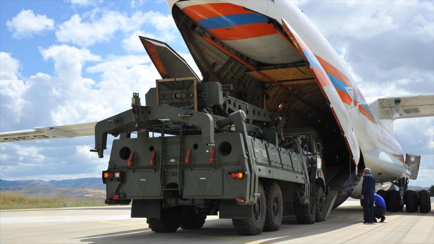 Un avión militar ruso transporta unidades de S-400 a la base aérea militar Murted en Ankara, capital turca, 12 de julio de 2019. (Foto: AFP)