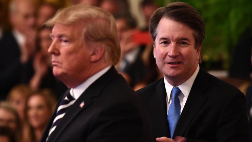 El juez Brett Kavanaugh (dcha.), y el presidente de EE.UU., Donald Trump, en la Casa Blanca, Washington, 8 de octubre de 2018. (Foto: AFP)