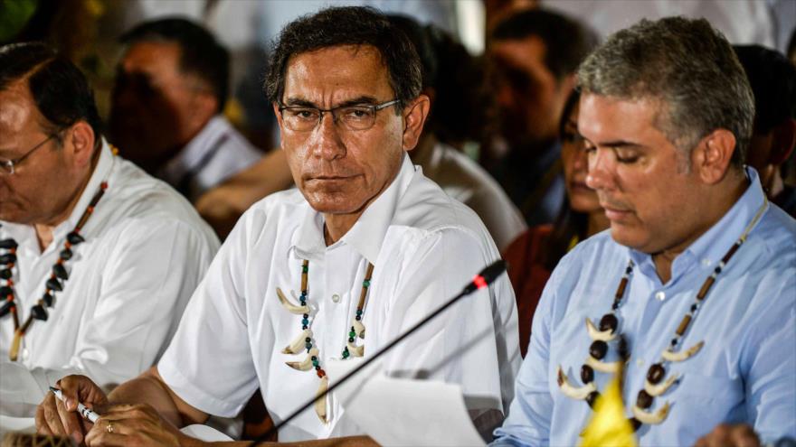 El presidente peruano, Martín Vizcarra (centro), en una cumbre con su par colombiano, Iván Duque (dcha), en Colombia, 6 de septiembre de 2019. (Foto: AFP)