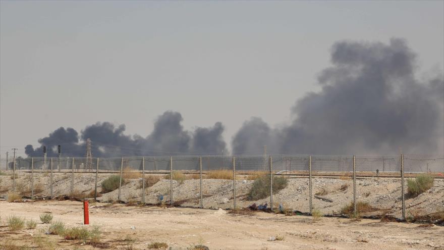 Columnas de humo se elevan en una instalación petrolera de Aramco en Buqayq, Arabia Saudí, 14 de septiembre de 2019. (Foto: AFP)