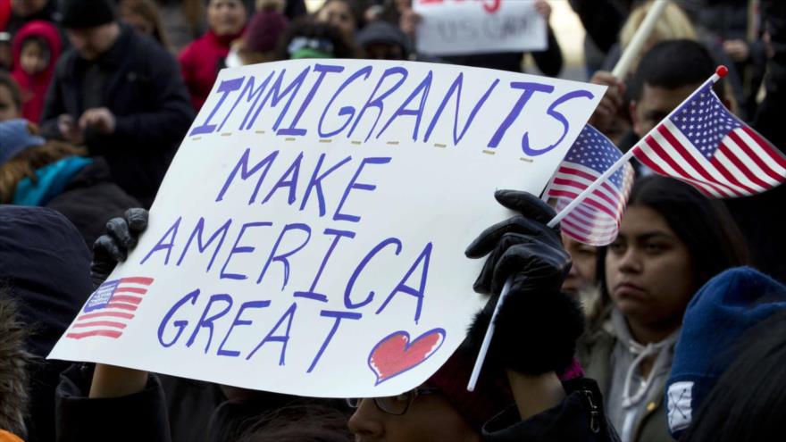 A migrantes que reciban servicios sociales les negarán residencia | HISPANTV