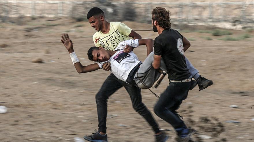 Llevan a un joven palestino herido en enfrentamientos con fuerzas israelíes en el sur de la Franja de Gaza, 13 de septiembre de 2019. (Foto: AFP)