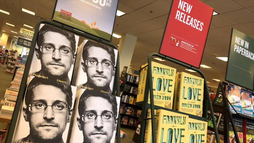 El nuevo libro Vigilancia Permanente de Edward Snowden se exhibe en un estante en una librería en California, 17 de septiembre de 2019. (Foto: AFP)