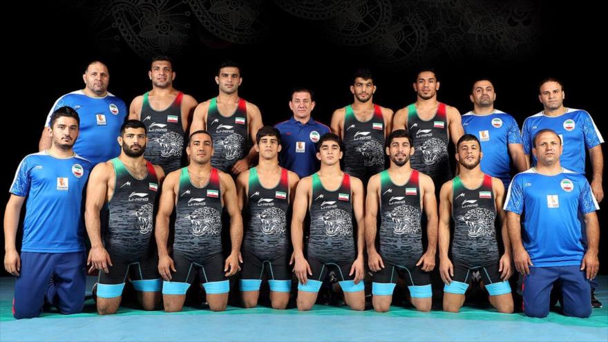 La selección nacional de Irán del estilo grecorromano posa para una foto al margen del Campeonato Mundial de Lucha en Kazajistán, septiembre de 2019.