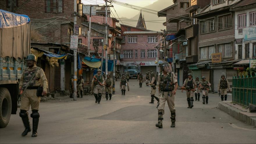 El personal de seguridad indio camina en una calle en Srinagar, en Cachemira administrada por La India, 9 de agosto de 2019. (Foto: AFP)