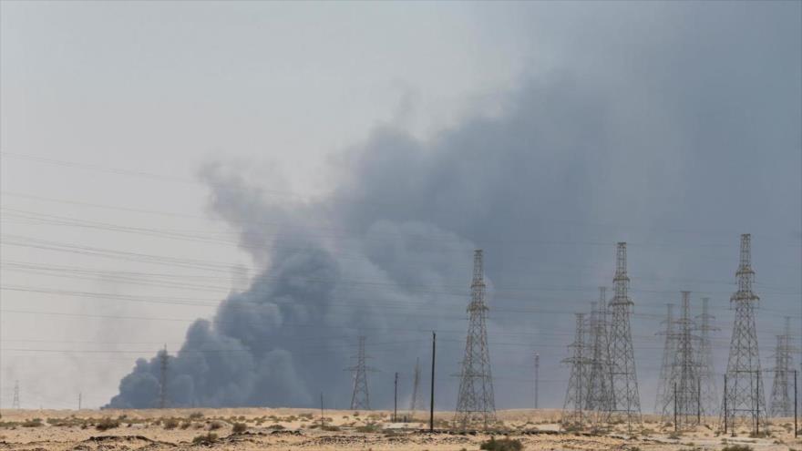 Columnas de humo tras un incendio en una planta de la compañía saudí Aramco en Buqayq, Arabia Saudí, 14 de septiembre de 2019. (Foto: Reuters)