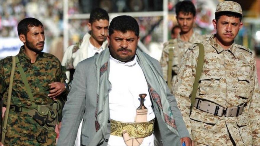 El presidente del Comité Supremo Revolucionario yemení, Muhamad Ali al-Houthi, junto a combatientes de Ansarolá.