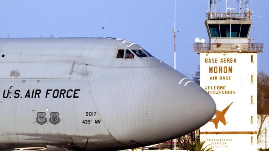 Un avión de la Fuerza Aérea de EE.UU. estacionado en la base aérea española de Morón de la Frontera.