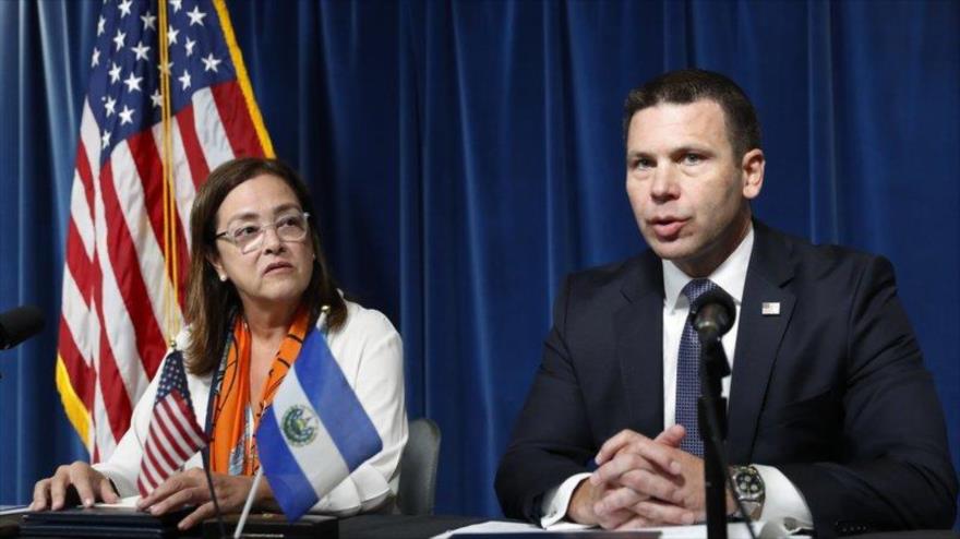El secretario de Seguridad Nacional de EE.UU., Kevin McAleenan, firma un acuerdo con la canciller de El Salvador, Alexandra Hill (izq), 20 de septiembre de 2019. 