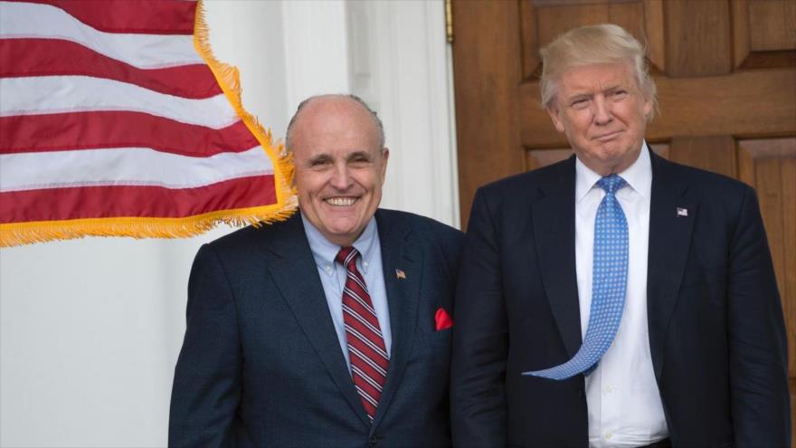 El presidente de EE.UU., Donald Trump (dcha.), y su abogado personal, Rudy Giuliani, en Bedminster, Nueva Jersey, 12 de enero de 2017.