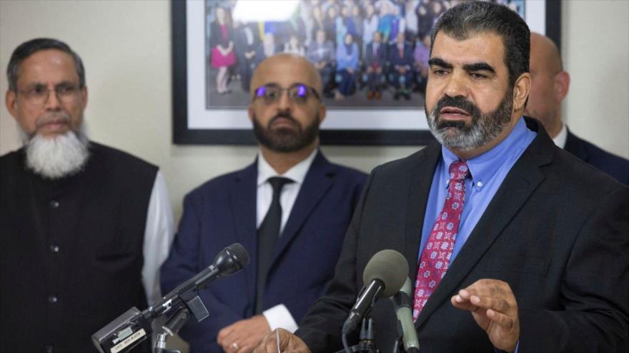 Abderraoof Al-Jawalde (dcha.) e Issam Abdalá (2º a la izda.) en una conferencia de prensa en Dallas, 19 de septiembre de 2019 (Foto: AP)