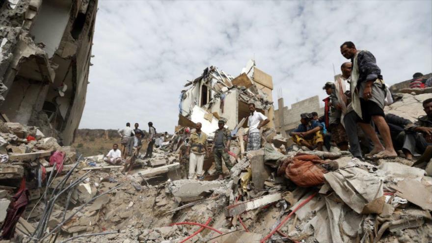 Yemeníes buscan bajo los escombros de una casa destruida en un ataque aéreo de Arabia Saudí en Saná, la capital, 25 de agosto de 2017. (Foto: AFP)