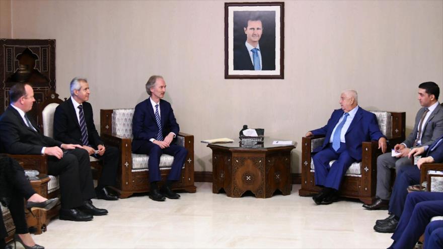 El canciller sirio, Walid al-Moalem (dcha.), con el enviado especial de la ONU para Siria, Geir Pedersen, en Damasco, 23 de septiembre de 2019. (Foto: AFP)