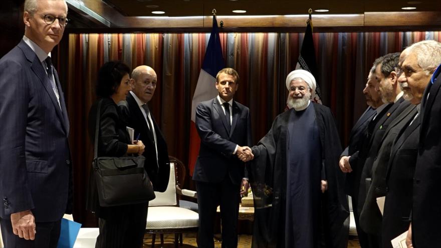 El presidente de Irán, Hasan Rohani (dcha.) da la mano a su par francés, Emmanuel Macron, Nueva York, 23 de septiembre de 2019. (Foto: President.ir)