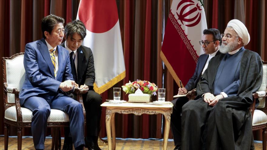 El presidente iraní, Hasan Rohani (dcha.), se reúne con el premier japonés, Shinzo Abe, Nueva York, 24 de septiembre de 2019. (Foto: President.ir)