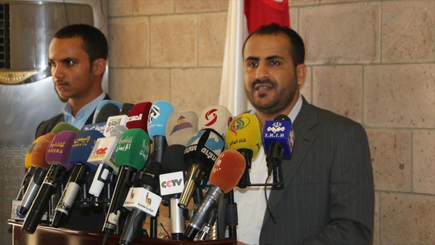 El portavoz del movimiento popular yemení Ansarolá, Muhamad Abdel Salam, habla en una rueda de prensa.