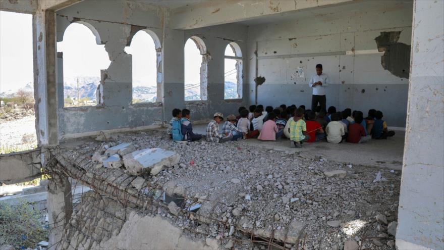 Niños yemeníes estudian dentro de una escuela destruida en un ataque aéreo saudí en la ciudad de Taiz, sur de Yemen, 3 de septiembre de 2019. (Foto: AFP)