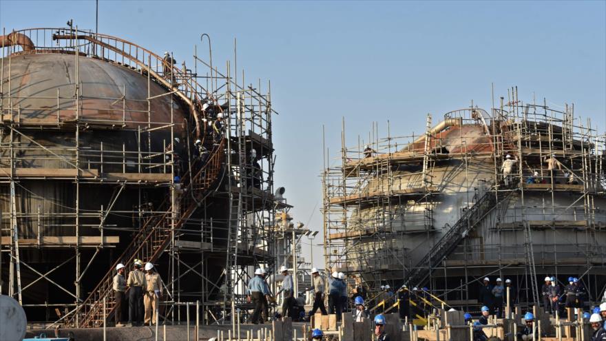 Empleados de la compañía petrolera saudí Aramco trabajan en la planta de procesamiento de petróleo Abqaiq, 20 de septiembre de 2019. (Foto: AFP)