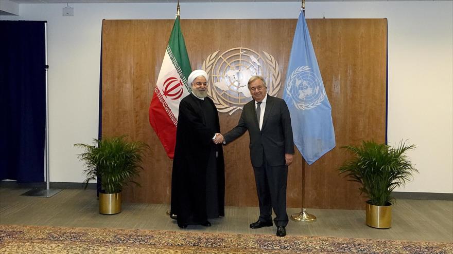 El presidente de Irán, Hasan Rohani, le estrecha la mano al secretario general de la ONU, António Guterres, en la sede del organismo en Nueva York, 25 de septiembre de 2019.