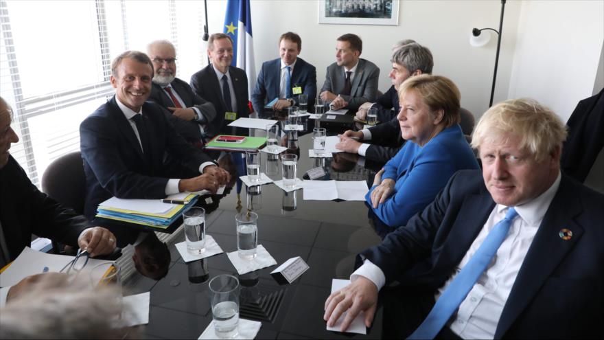 El presidente francés, Emmanuel Macron, (izda.), la canciller alemana Angela Merkel (2.ª dcha.) y el primer ministro británico Boris Johnson (dcha.), Nueva York, 23 de septiembre de 2019. (Foto: AFP)