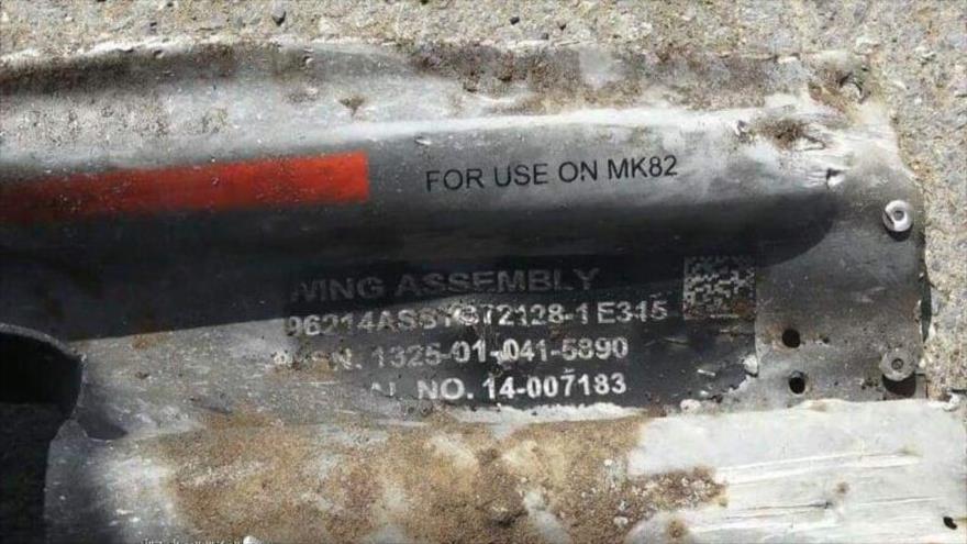 Imagen publicada de uno de los fragmentos de la bomba Mark 82, de producción estadounidense, usada en la masacre de civiles en Yemen.