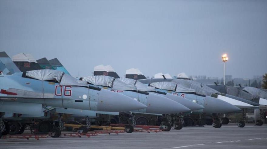 Aviones de combate rusos en la base aérea de Hemeimem en Siria.