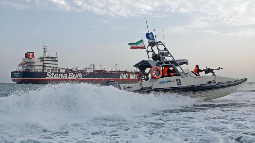 Una lancha rápida del CGRI de Irán patrulla cerca del Stena Impero en el puerto de Bandar Abás, en la provincia de Hormozgan, 21 de julio de 2019. (Foto: AFP)