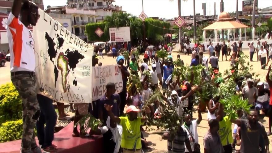 Migrante se encadena en la Frontera Sur de México, piden libertad