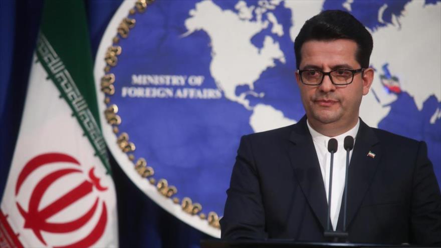 El portavoz de la Cancillería de Irán, Seyed Abás Musavi, habla en una rueda de prensa en Teherán, la capital persa.
