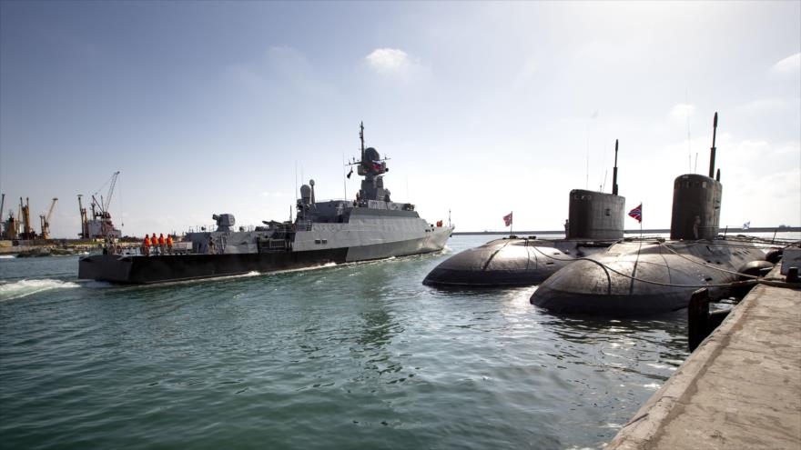 Un buque de guerra y dos submarinos rusos en la base naval de Tartus, en el oeste de Siria. (Foto: AFP)