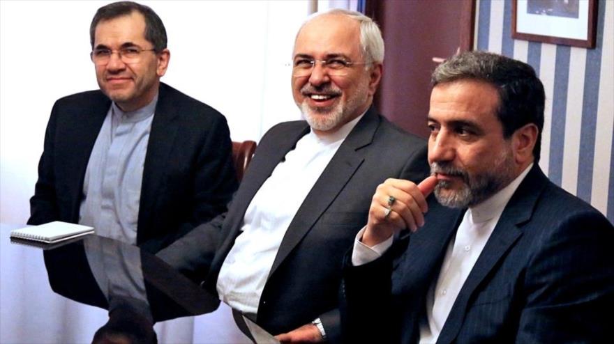 El vicecanciller iraní, Seyed Abas Araqchi (drcha.), el canciller Mohamad Yavad Zarif (centro), y el enviado de Irán ante la ONU, Mayid Tajt Ravanchi.