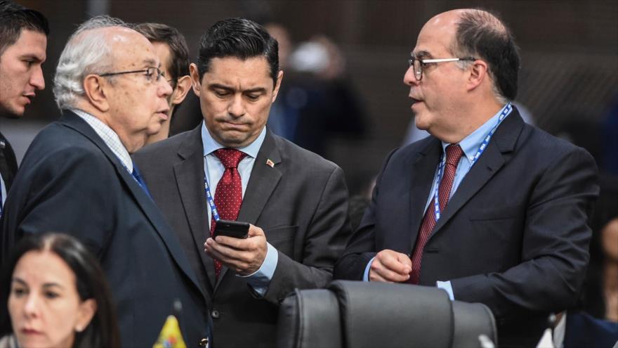 El opositor Julio Borges (dcha.) y el representante designado por Juan Guadió en EE.UU., Carlos Veccio (C) en una sesión de la OEA, 28 de junio de 2019.